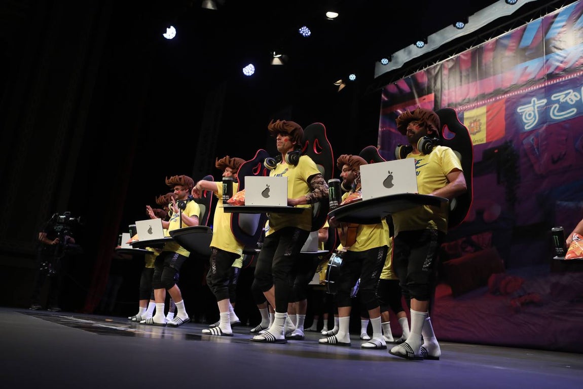 Fotos: Chirigota &#039;Los que comen de las visitas&#039; en COAC 2022. Carnaval de Cádiz