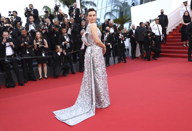 Katherine Langford - Gala inaugural del Festival de Cannes 2022. Se decantó por un diseño de Prada repleto de lentejuelas donde la atención se centraba en la espalda, con un amplio escote y cola rectangular que completó con un collar de diamantes.