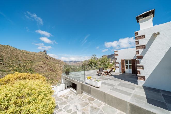 Casa Rural La Señorita. Casa rural situada en el encantador pueblo de Tejeda. El lugar está enclavado en un entorno idílico, rodeado de naturaleza y con vistas a la caldera volcánica de Tejeda. Es el lugar perfecto para relajarse y conectar con la naturaleza. La <a href="https://www.grancanarianaturalandactive.com/es/casas-rurales/192-casa-rural-la-se%C3%B1orita" target="_blank">Casa Rural La Señorita</a> está diseñada para que el paisaje y la naturaleza se cuelen entre los amplios ventanales.