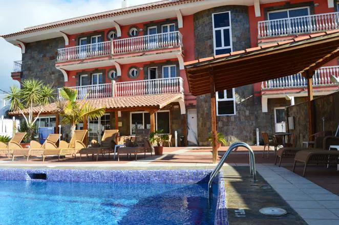 La Aldea Suites. Enclavado en el municipio de La Aldea de San Nicolás y situado en una de las zonas más hermosas y vírgenes de Gran Canaria, se encuentra el <a href="https://www.laaldeasuites.com/" target="_blank">Hotel La Aldea Suites</a>, un pequeño paraíso entre la montaña y el mar. Un hotel ubicado entre Parques Naturales Protegidos (Roque Nublo, Tamadaba, Inagua y Güi-Güi) y a solo 5 minutos de playas poco transitadas que se conservan intactas.