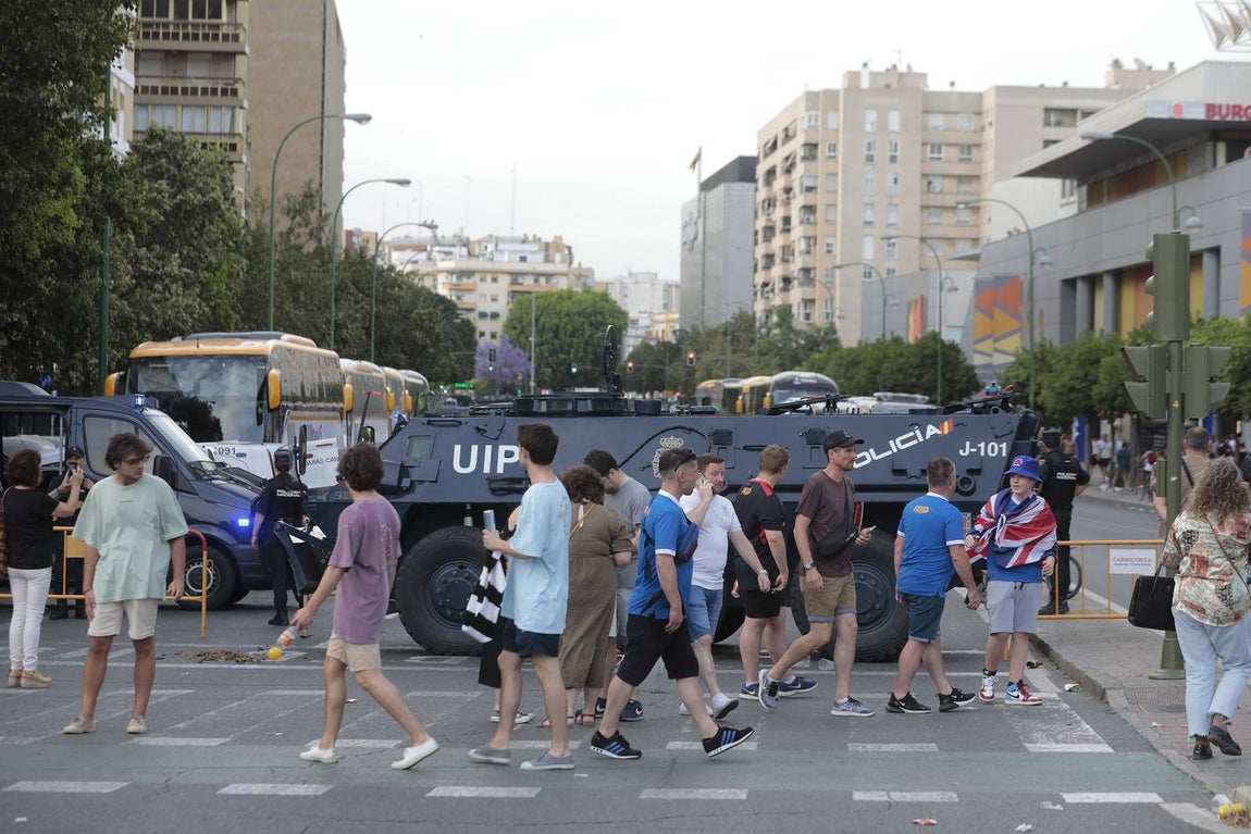 Miles de aficionados llenaron los alrededores del Sánchez Pizjuán. RAÚL DOBLADO
