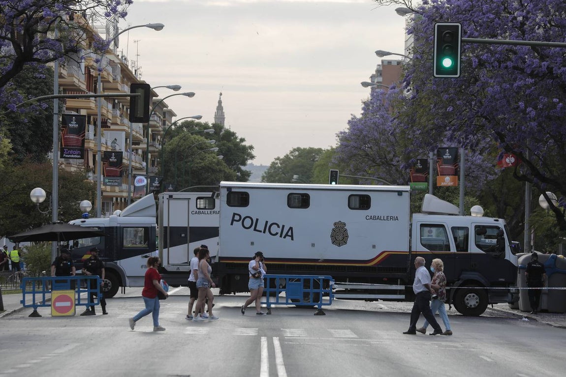 Miles de aficionados llenaron los alrededores del Sánchez Pizjuán. RAÚL DOBLADO