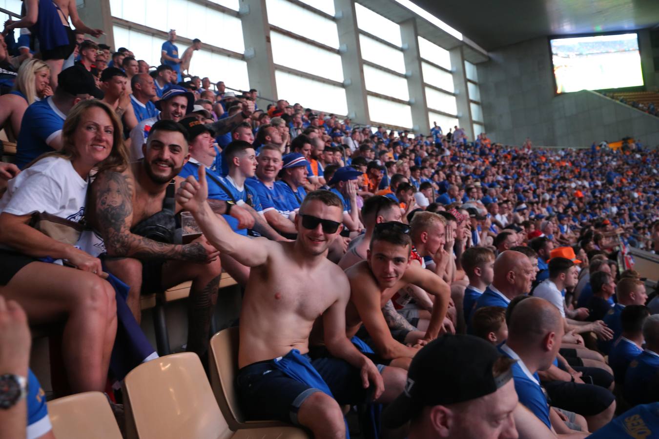 Los hinchas escoceses del Rangers sin entrada han visto el partido en el Estadio Olímpico. ROCÍO RUZ