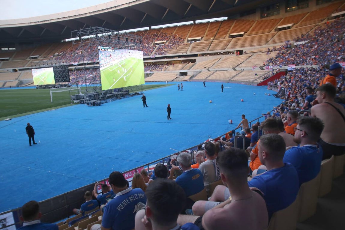 Los hinchas escoceses del Rangers sin entrada han visto el partido en el Estadio Olímpico. ROCÍO RUZ