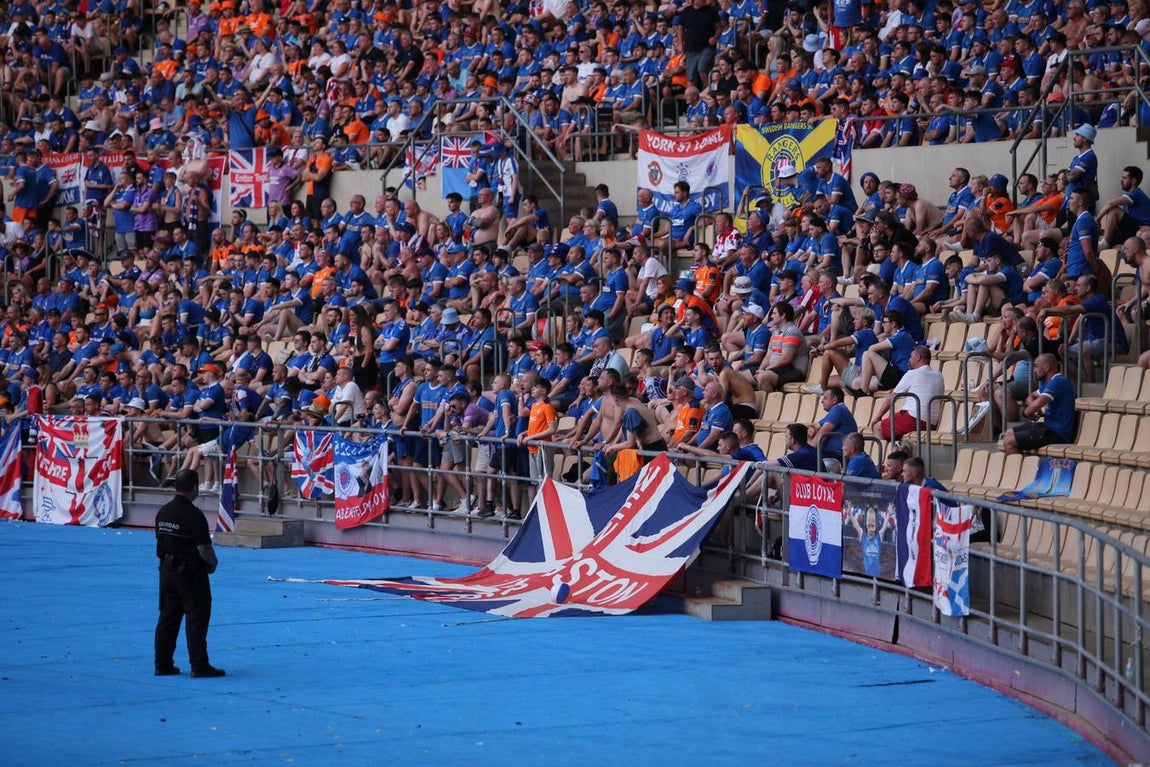 Los hinchas escoceses del Rangers sin entrada han visto el partido en el Estadio Olímpico. ROCÍO RUZ