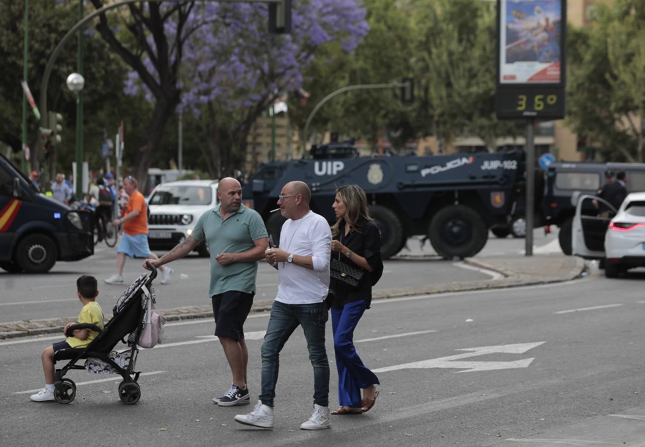 Miles de aficionados llenaron los alrededores del Sánchez Pizjuán. RAÚL DOBLADO