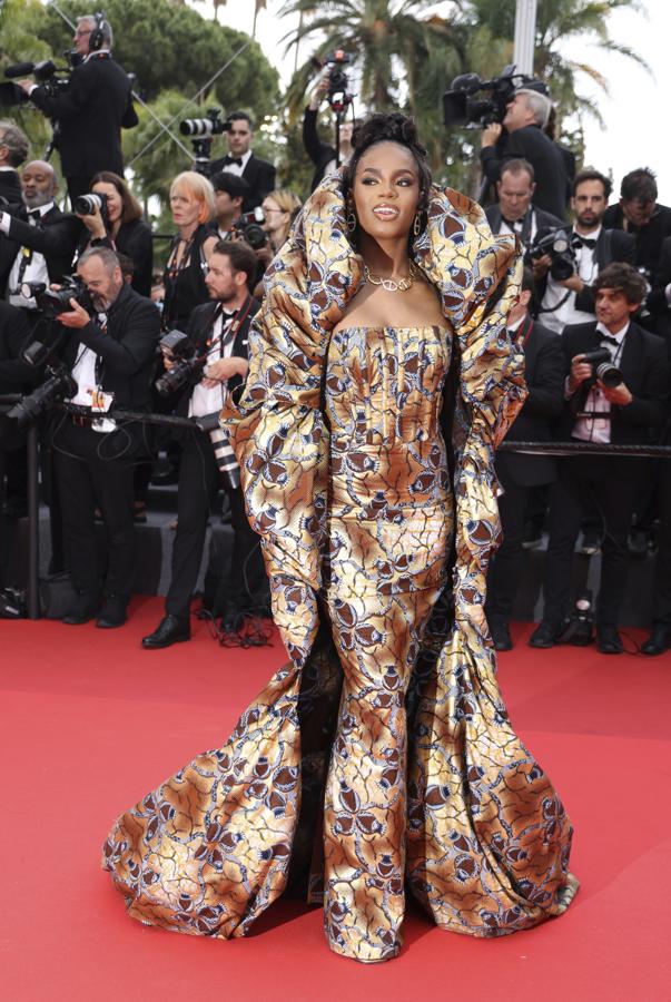 Didi Stone - Alfombra roja del segundo día del Festival de Cannes. Su estilismo fue uno de los más llamativos con un ajustado diseño que incluía una capa con cuello alzado donde el colorido estampado marcaba la diferencia.
