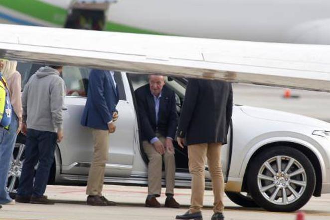 Dos años fuera de España. El rey Juan Carlos I ha aterrizado este jueves en Vigo tras casi dos años fuera de territorio español, después de que abandonase el país el 3 de agosto de 2020 a bordo de un jet privado para instalarse en Abu Dabi (Emiratos Árabes Unidos).