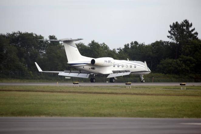 Un vuelo privado. Don Juan Carlos ha volado en un avión privado Gulfstream GIV, fabricado por la compañía norteamericana Gulfstream Aerospace, con motor Rolls Royce, y que pertenece a la compañía Bestfly.