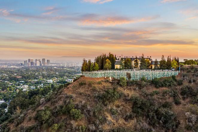 La mansión favorita del cine que se vende por 87 millones. Su situación en lo alto de un monte ofrece unas vistas envidiables además de una posición privilegiada para disfrutar de los atardeceres más bonitos de la ciudad. Al estar rodeada de vegetación sus propietarios podrán disfrutar de un extra de privacidad.