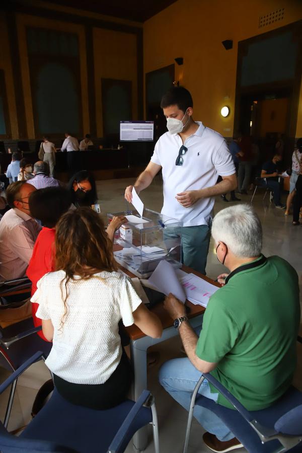 Las elecciones a rector en la Universidad de Córdoba, en imágenes