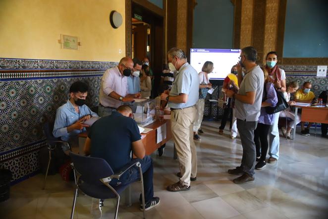 Las elecciones a rector en la Universidad de Córdoba, en imágenes