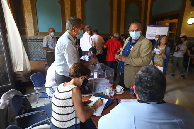 Las elecciones a rector en la Universidad de Córdoba, en imágenes