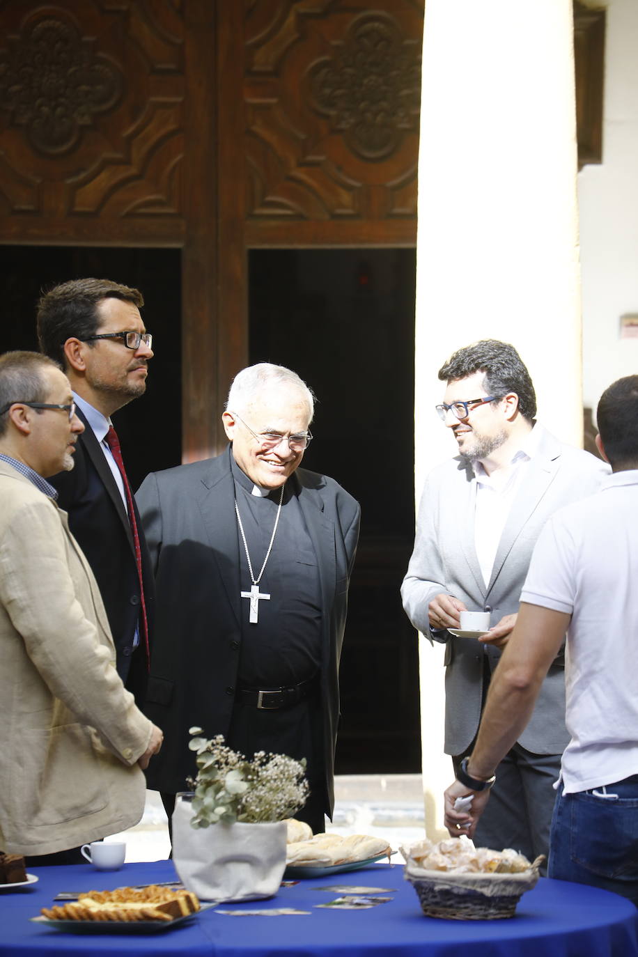 El encuentro del obispo de Córdoba con los medios, en imágenes