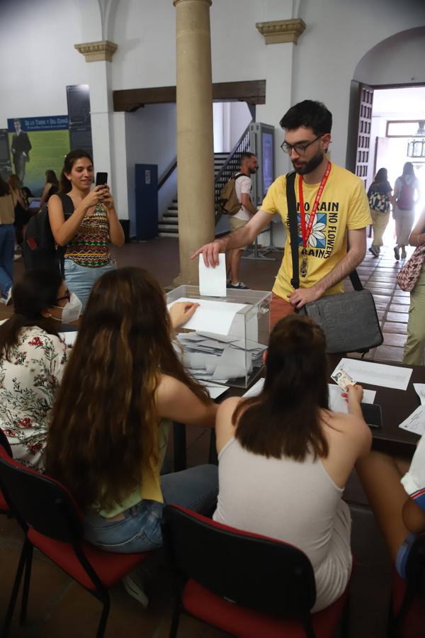 Las elecciones a rector en la Universidad de Córdoba, en imágenes