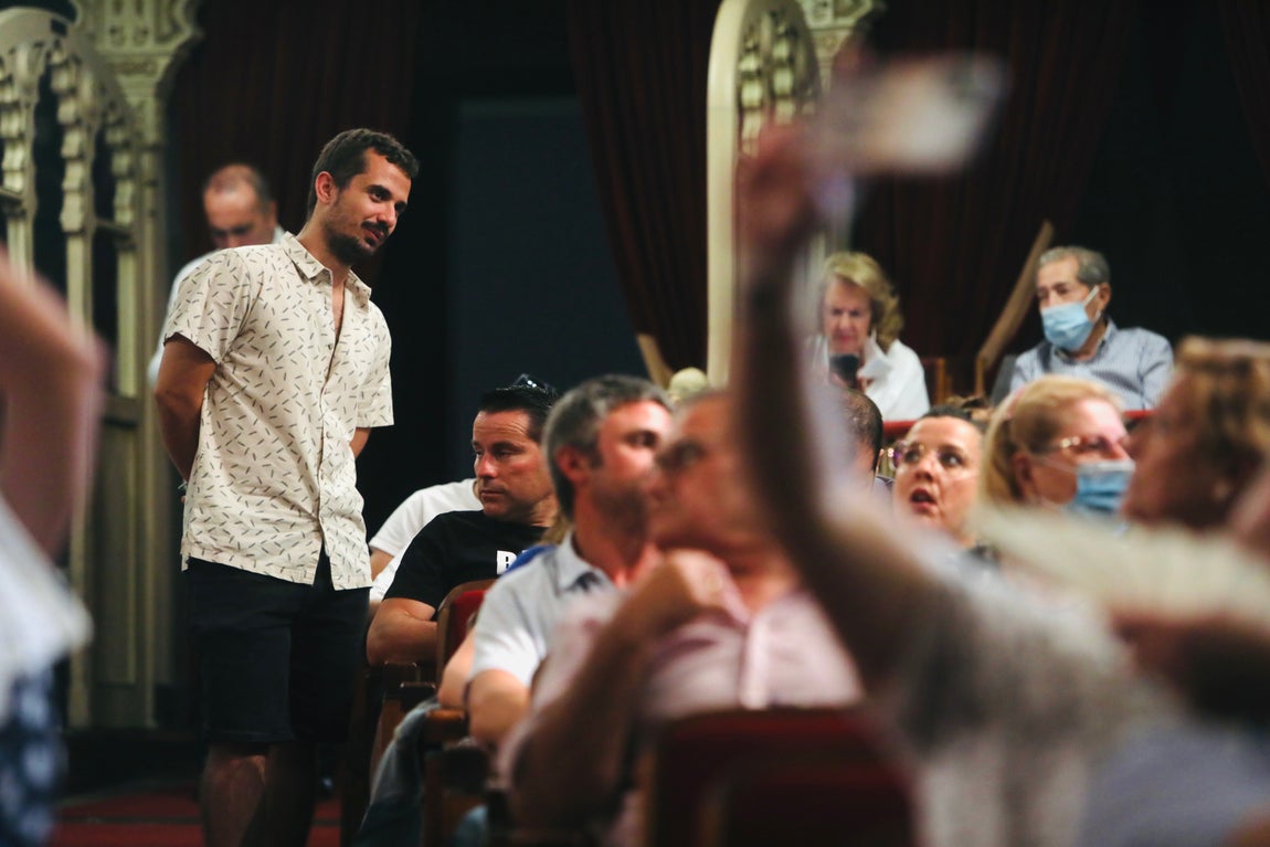 Fotos: Búscate en el Falla. Iván Alejo entre el público de la cuarta sesión del COAC 2022