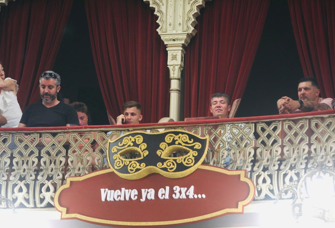 Fotos: Búscate en el Falla. Iván Alejo entre el público de la cuarta sesión del COAC 2022