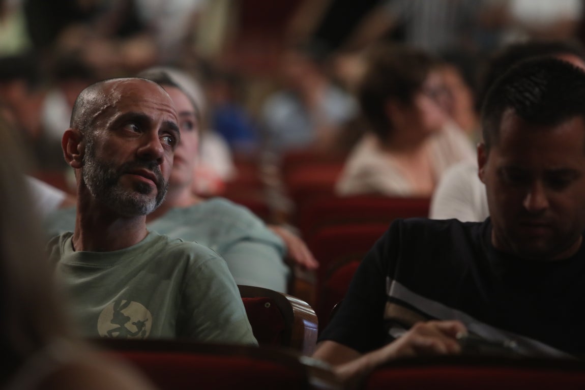 Fotos: Búscate en el Falla. Iván Alejo entre el público de la cuarta sesión del COAC 2022