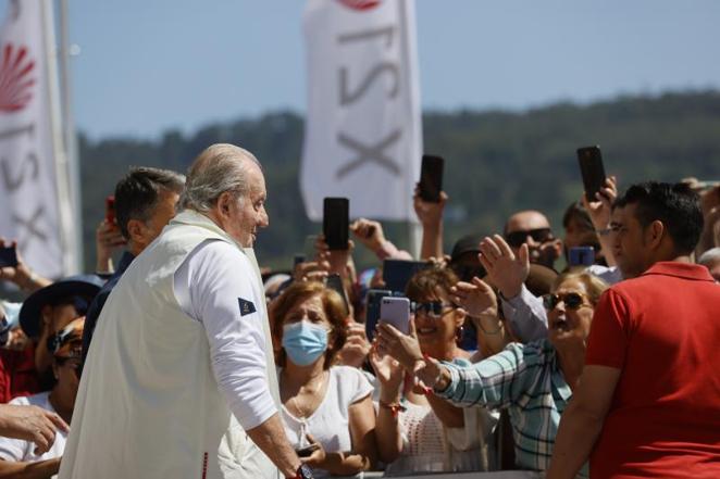 Ha sido recibido por decenas de personas que lo han aclamado con vítores de «¡Viva el Rey!» y «¡Viva España!»