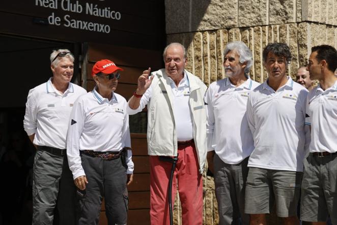 En la puerta del náutico le esperaban el alcalde de Sangenjo, Telmo Martin, la junta directiva del Club Náutico -con Pedro Campos a la cabeza- y la tripulación del Bribón 500, que la componen Jane Abascal, Roi Alvarez, Alberto Viejo, Eduardo Marin y Roc McDonald