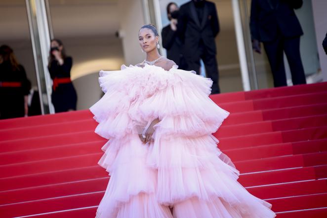 Cindy Bruna - Festival de Cannes 2022. Lució un abultado vestido de Giambattista Valli rosa bebé compuesto por varias capas de tul que caían con delicadeza.