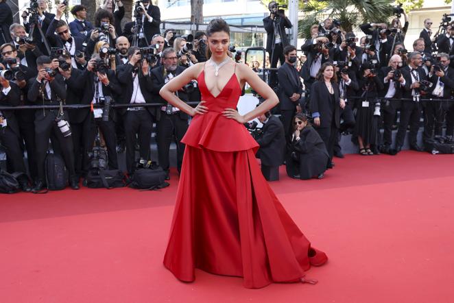 Deepika Padukone - Festival de Cannes 2022. Su vestido rojo de Louis Vuitton se mimetizó con la alfombra roja. Un vestido con escote en uve y una amplia falda y corte peplum en la cintura.