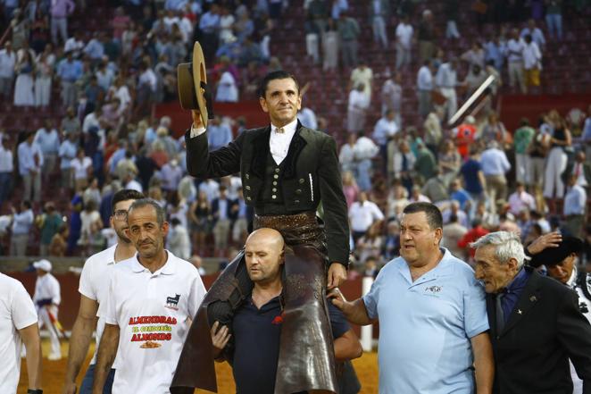 La primera corrida de toros de la Feria de Córdoba, en imágenes