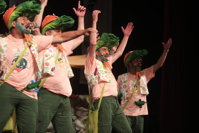 Fotos: Chirigota Los del triángulo de las verduras en el COAC 2022. Carnaval de Cádiz