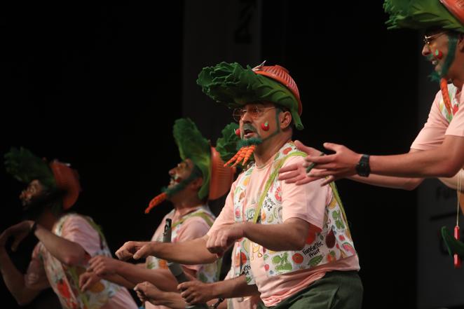 Fotos: Chirigota Los del triángulo de las verduras en el COAC 2022. Carnaval de Cádiz