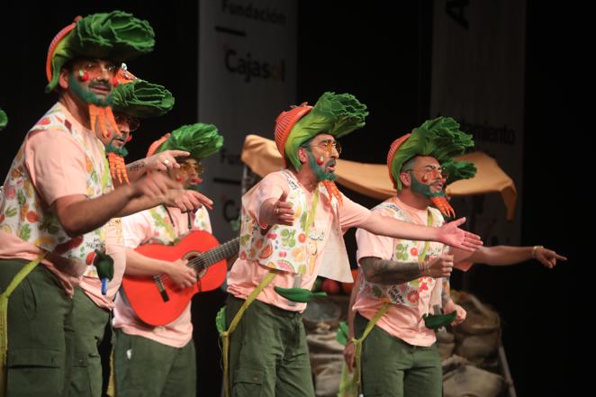 Fotos: Chirigota Los del triángulo de las verduras en el COAC 2022. Carnaval de Cádiz