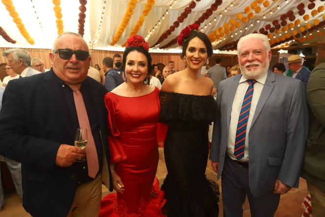 En imágenes, el ambiente de las casetas el primer sábado de la Feria de Córdoba