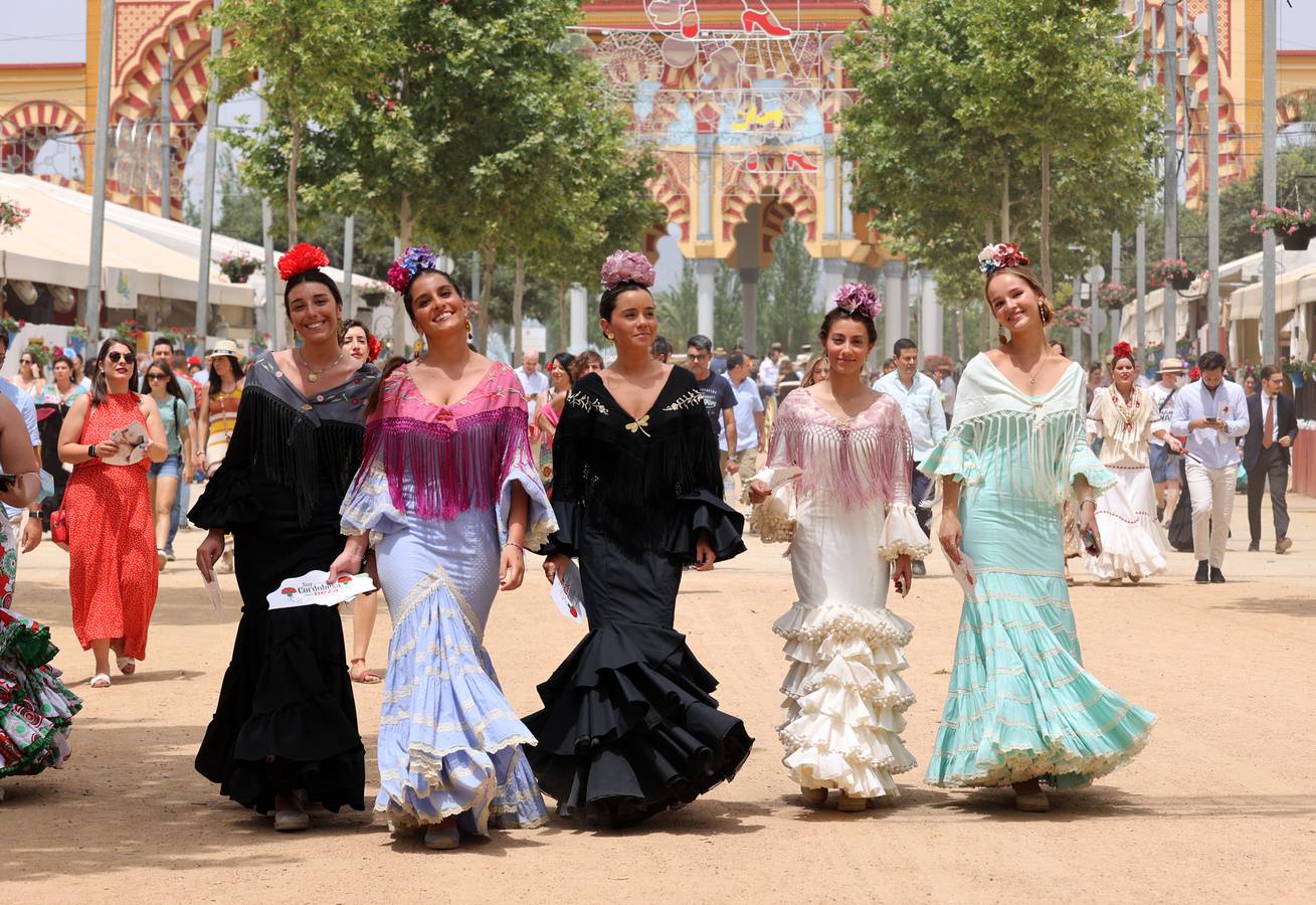 El ambiente en El Arenal del sábado de Feria de Córdoba, en imágenes