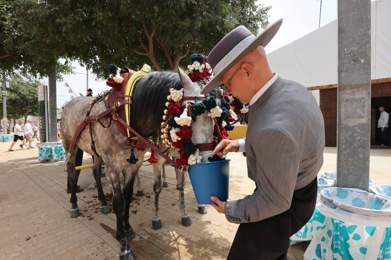 El ambiente en El Arenal del sábado de Feria de Córdoba, en imágenes