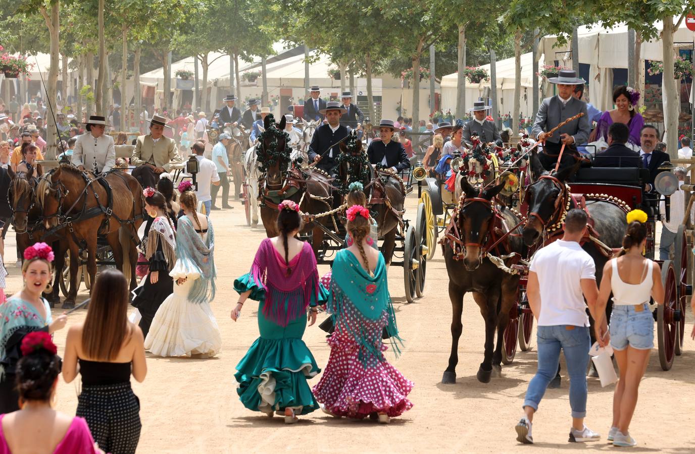 El ambiente en El Arenal del sábado de Feria de Córdoba, en imágenes