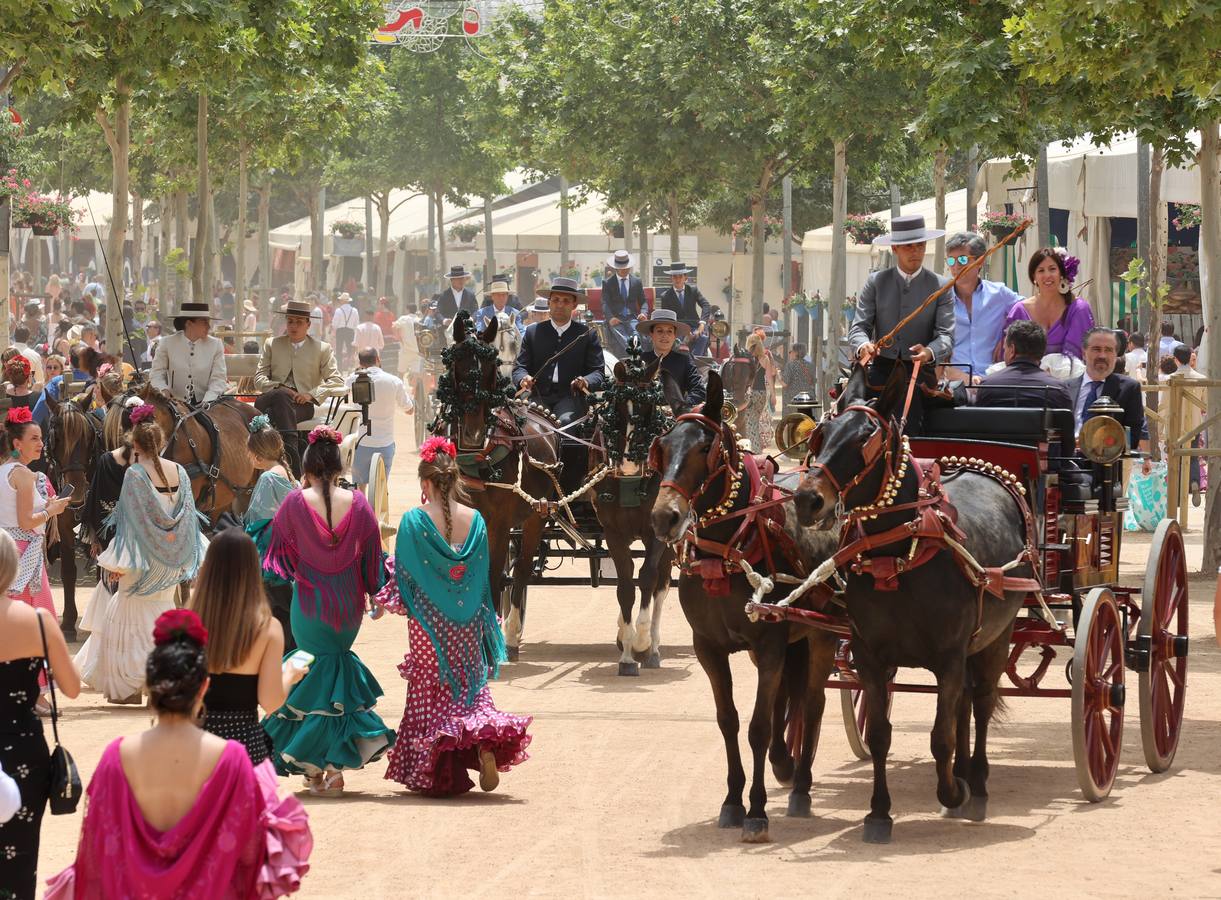 El ambiente en El Arenal del sábado de Feria de Córdoba, en imágenes