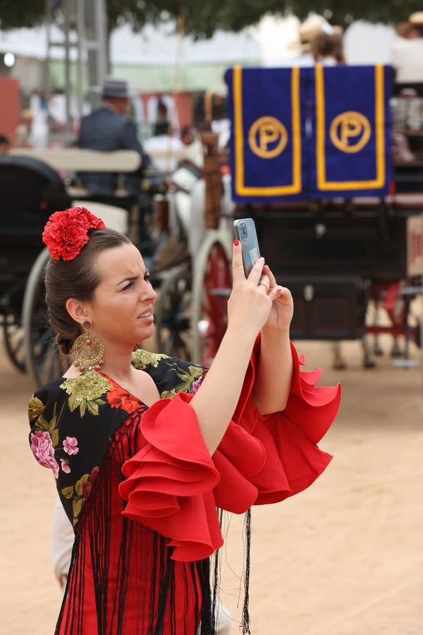 El familiar ambiente del domingo de Feria de Córdoba, en imágenes