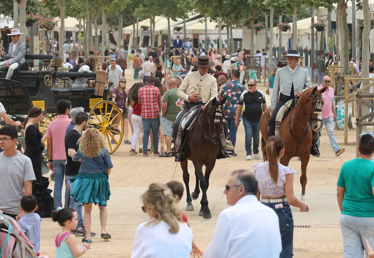 El familiar ambiente del domingo de Feria de Córdoba, en imágenes