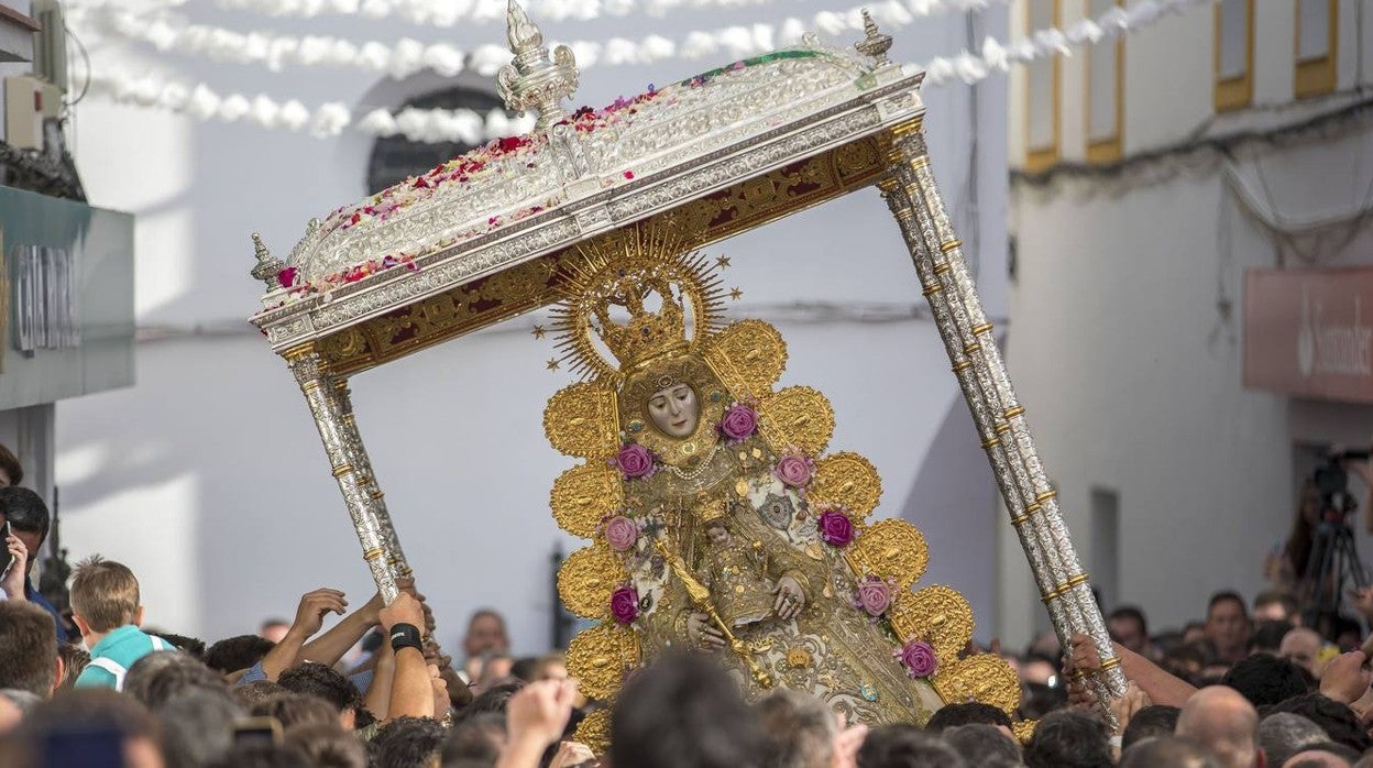 La Reina de Almonte vuelve a la calle, en imágenes