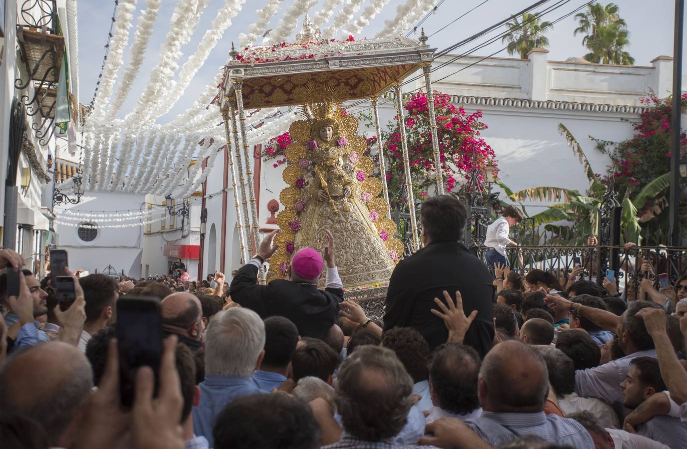 La Reina de Almonte vuelve a la calle, en imágenes