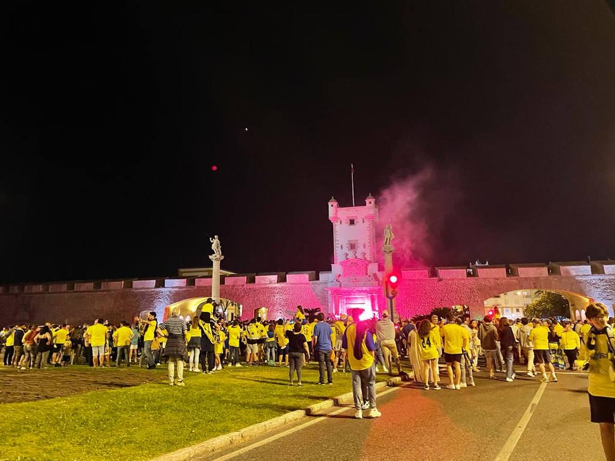 GALERIA: Fotos de la celebración de la afición cadista por la permanencia del Cádiz CF