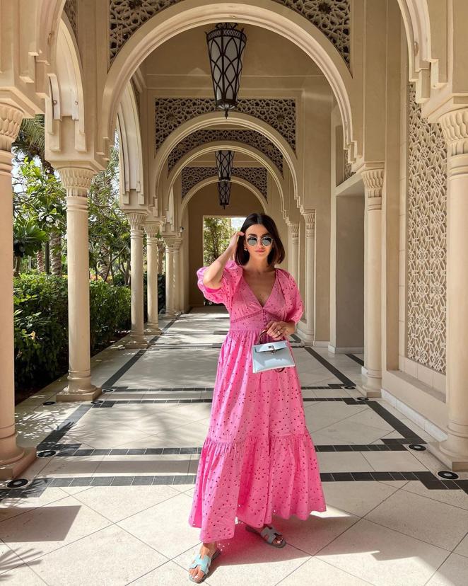 Vestidos veraniegos para todas. Con las altas temperaturas muchas mujeres sufren de hinchazón en piernas y vientre, y aunque los vestidos ceñidos sean una de las tendencias ganadoras de la temporada, los diseños fluidos siguen a la orden del día. Para las más indecisas, se recopilan modelos cómodos, ligeros y muy elegantes para llevar a cualquier hora del día. ¿Lo mejor? Pueden cambiar completamente tan solo variando los accesorios.