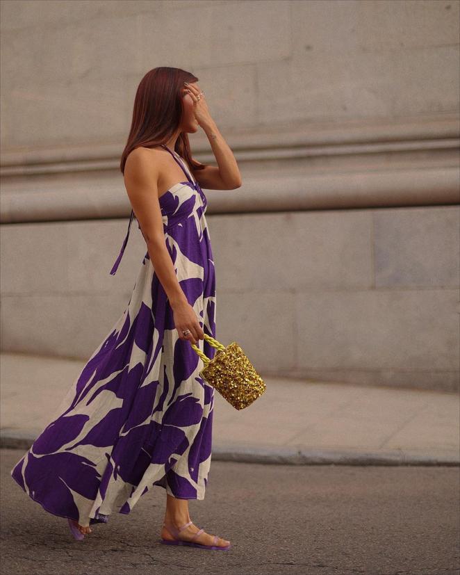 Escotes y detalles que marcan la diferencia. Para contrarrestar los cortes XXL se puede jugar con recursos como los escotes o cinturas ligeramente marcadas que definan la figura y contribuyan a que se vea más estilizada.