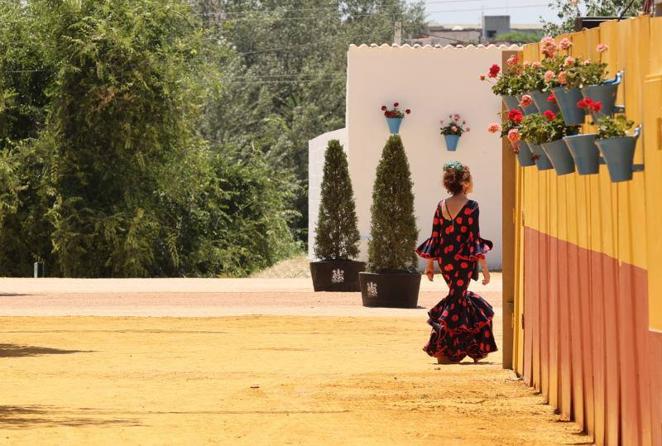 El relajado ambiente en el recinto ferial del lunes de la Feria de Córdoba, en imágenes