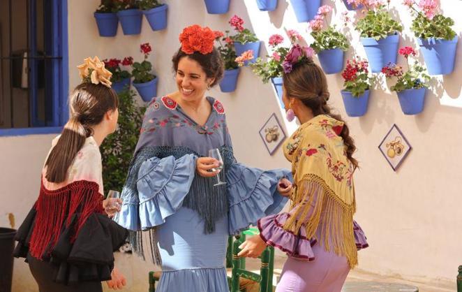 El relajado ambiente en el recinto ferial del lunes de la Feria de Córdoba, en imágenes