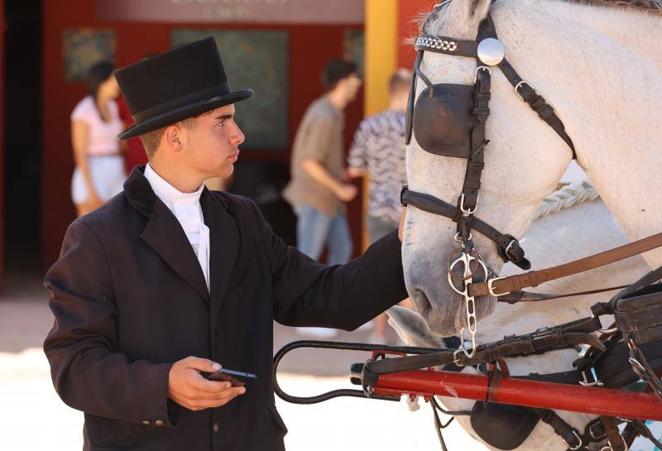 El relajado ambiente en el recinto ferial del lunes de la Feria de Córdoba, en imágenes