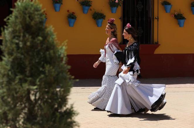 El relajado ambiente en el recinto ferial del lunes de la Feria de Córdoba, en imágenes