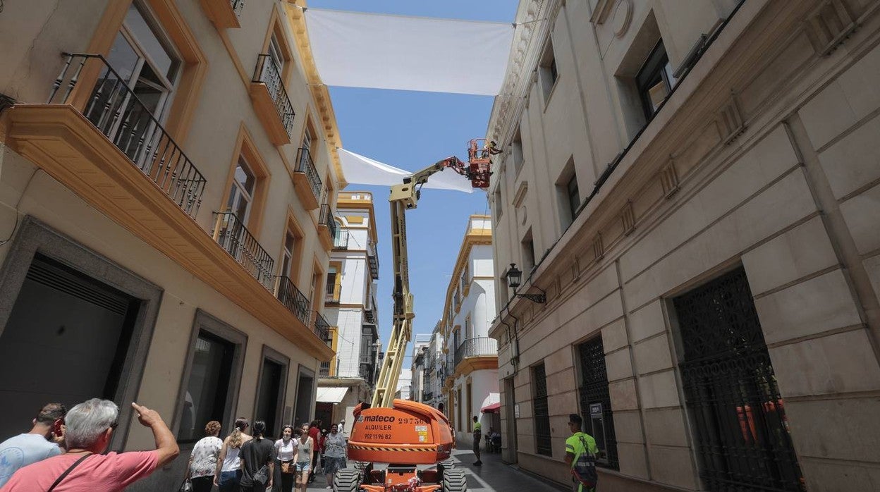 Los primeros toldos se instalan en el centro de Sevilla