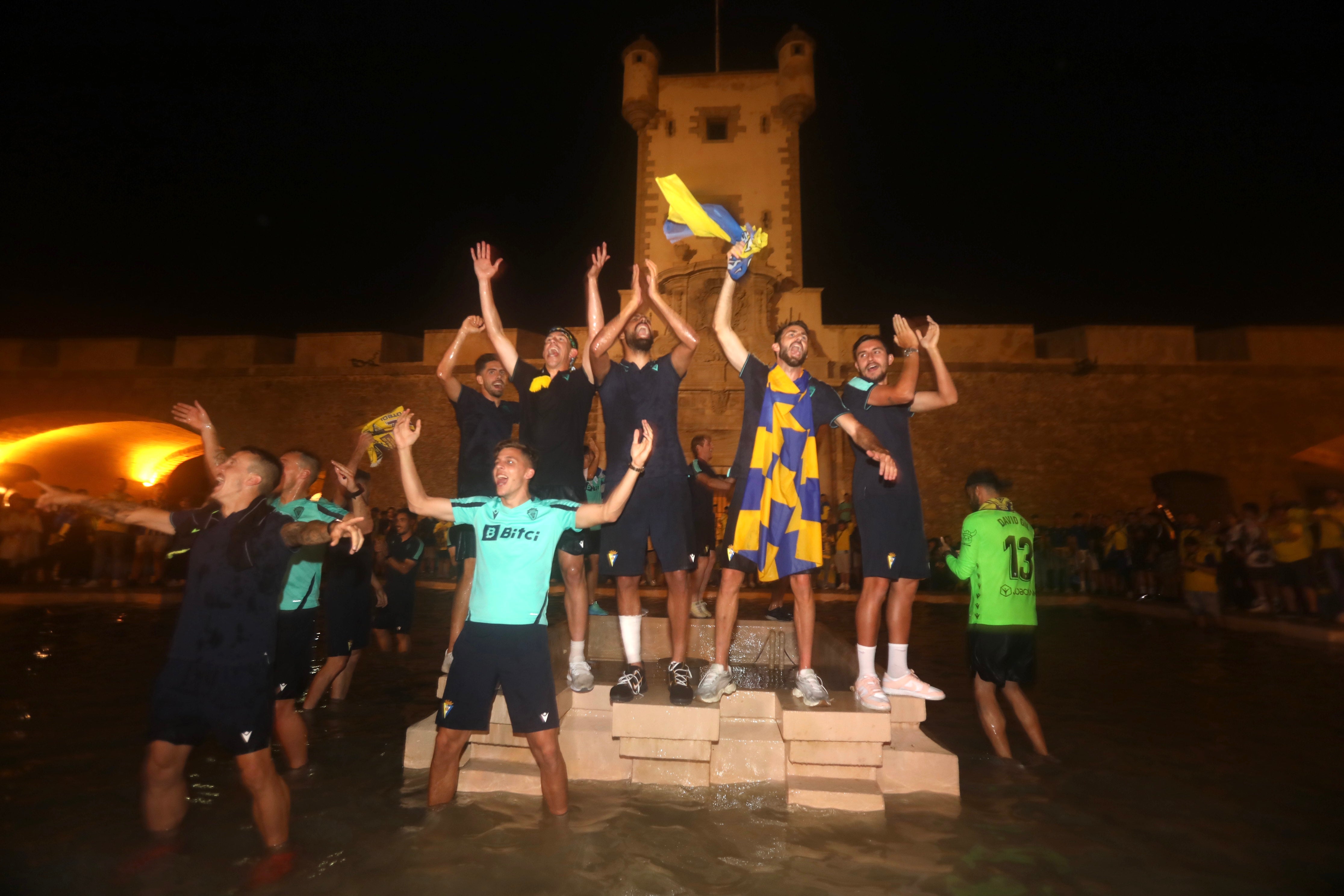 La celebración del Cádiz CF con su afición en imágenes