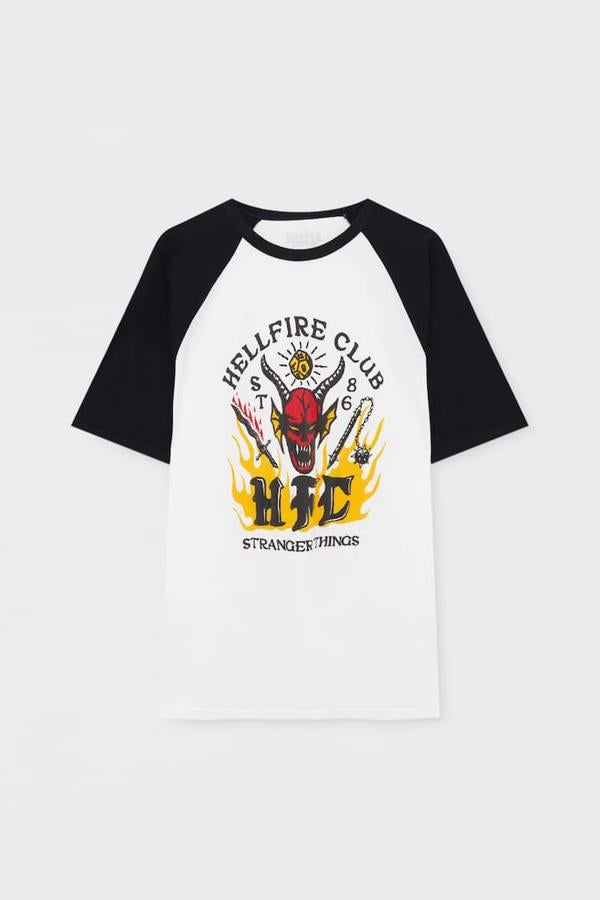 Pull &amp; Bear - Prendas inspiradas en Stranger Things. Camiseta de algodón con cuello redondo y mangas bicolor, de Pull &amp; Bear. Precio: 15,90 €.