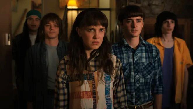 Stranger Things estrena su cuarta temporada. Los fans de Strangers Things están de enhorabuena, hoy se estrena la cuarta temporada -la más terrorífica según sus productores- que se dividirá en dos partes y que mantendrá en vilo a los telespectadores hasta el 1 de julio (que es cuando se proyectará la segunda parte) para conocer las incógnitas que quedaron abiertas en temporadas anteriores. La serie además de ser todo un fenómeno televisivo, es conocida por su 'merchandising' que va más allá de los simples pósters y llaveros, pues las firmas de moda hace ya tiempo que se han rendido a su estética ochentera con prendas y accesorios que prometen hacer las delicias de los más exigentes. Un pequeño 'aperitivo', a continuación